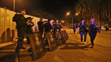 Los seguidores de Charly llegando al recital.