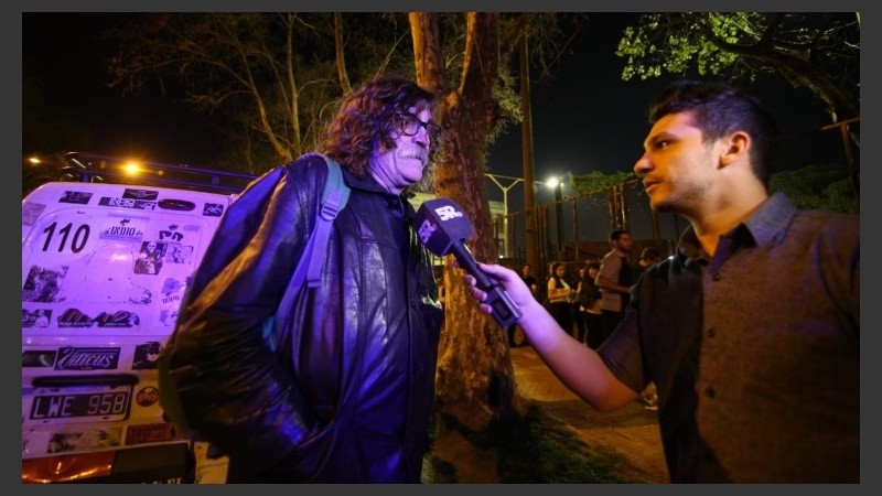 Los seguidores de Charly llegando al recital.