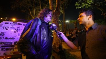 Los seguidores de Charly llegando al recital.