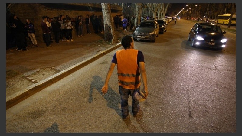 Los seguidores de Charly llegando al recital.