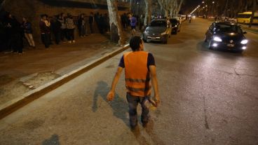 Los seguidores de Charly llegando al recital.