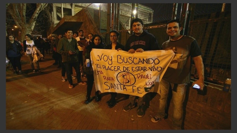 Los seguidores de Charly llegando al recital.