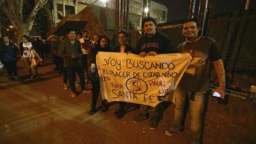 Los seguidores de Charly llegando al recital.