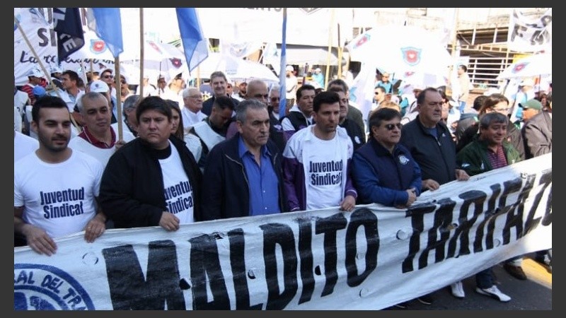 Schmid encabezó la marcha hacia el Enargás en Rosario.