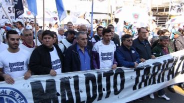 Schmid encabezó la marcha hacia el Enargás en Rosario.