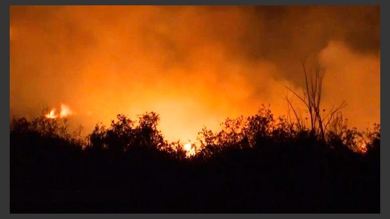 El fulgor que desprende la quema es impactante.