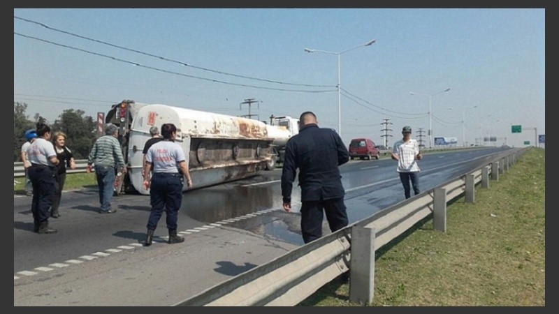 Así quedó el camión sobre un costado. 