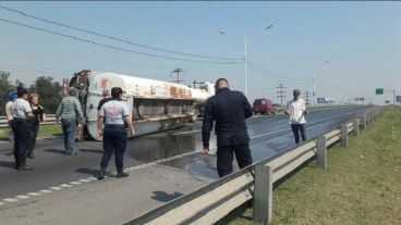 Así quedó el camión sobre un costado.