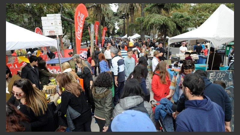 De todo: captura de la feria gastronómica en la calle.