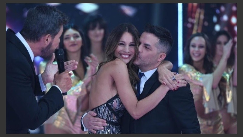 Tinelli observa sorprendido el abrazo de Pampita y De Brito. 
