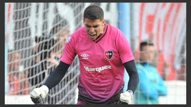 Aguerre festeja la atajada a Noir en los penales.