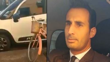 Metió la mano en el canasto y su imagen se viralizó.