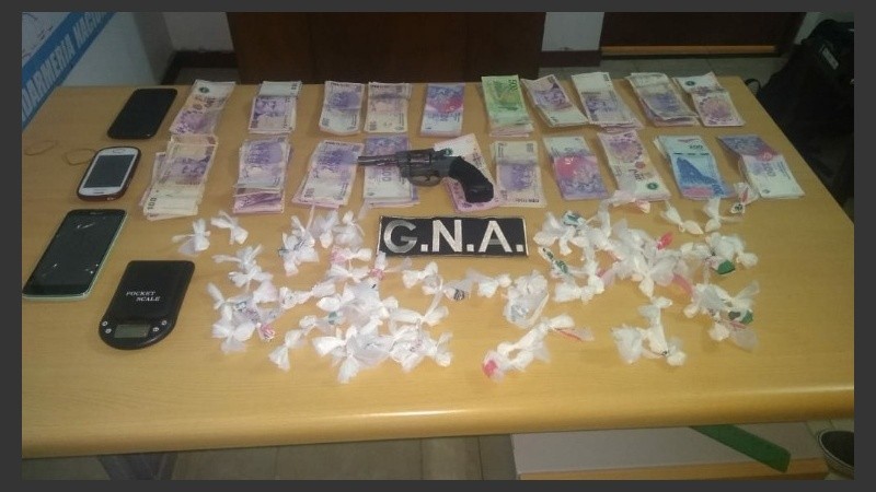 Se secuestraron 95 dosis de cocaína, un revólver, celulares y dinero.