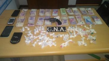 Se secuestraron 95 dosis de cocaína, un revólver, celulares y dinero.
