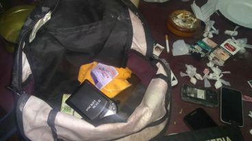 Se secuestraron 95 dosis de cocaína, un revólver, celulares y dinero.