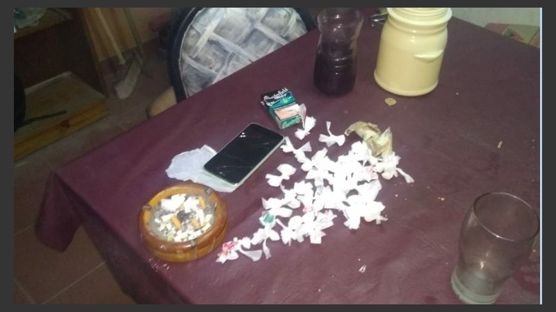 Se secuestraron 95 dosis de cocaína, un revólver, celulares y dinero.