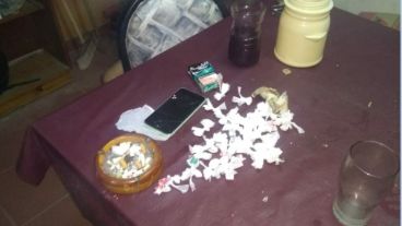 Se secuestraron 95 dosis de cocaína, un revólver, celulares y dinero.