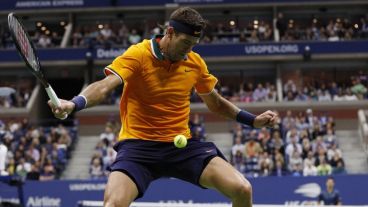 El tandilense tira una "gran Willy" en el set inicial.