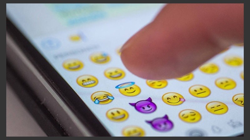 El sobresalto del cerebro resulta más evidente cuanto más la persona se dispone a reinterpretar el sentido de la frase a la luz de los emojis.
