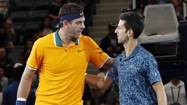Saludo de amigos antes del choque en el estadio Arthur Ash.