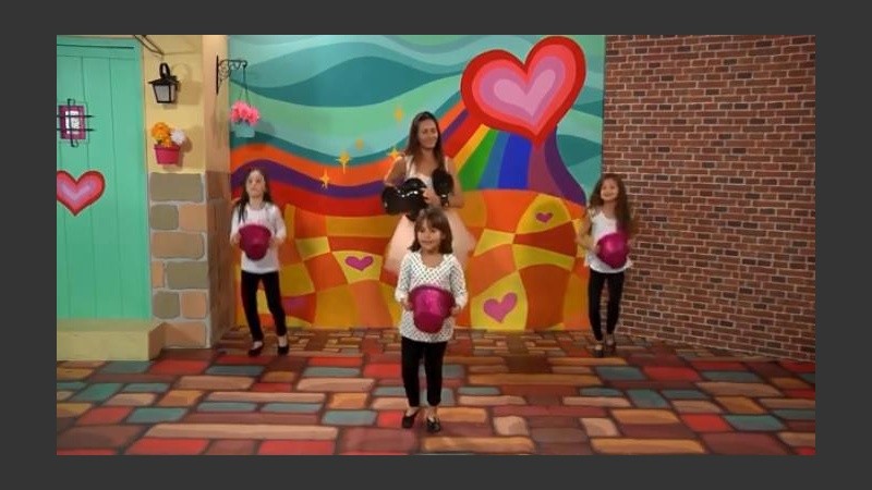 Sabina invita a los chicos a bailar y cantar. 