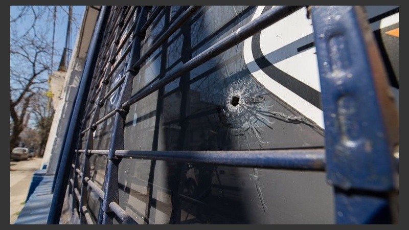Los balazos en el frente del comercio.