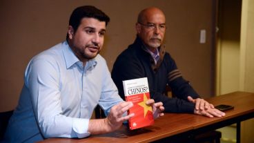 Marcos Cleri y el autor del libro, Gustavo Girado.