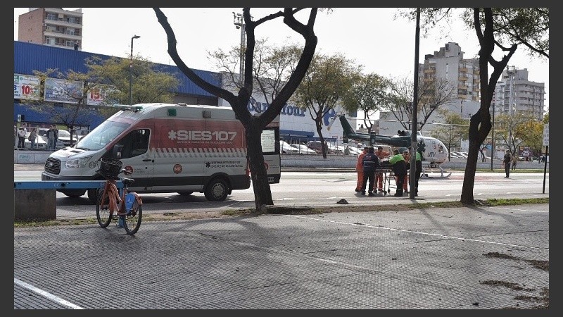 El helicóptero sobre la avenida y los médicos listos para la atención. 