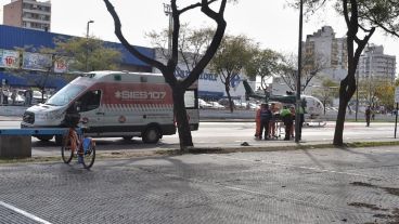 El helicóptero sobre la avenida y los médicos listos para la atención.