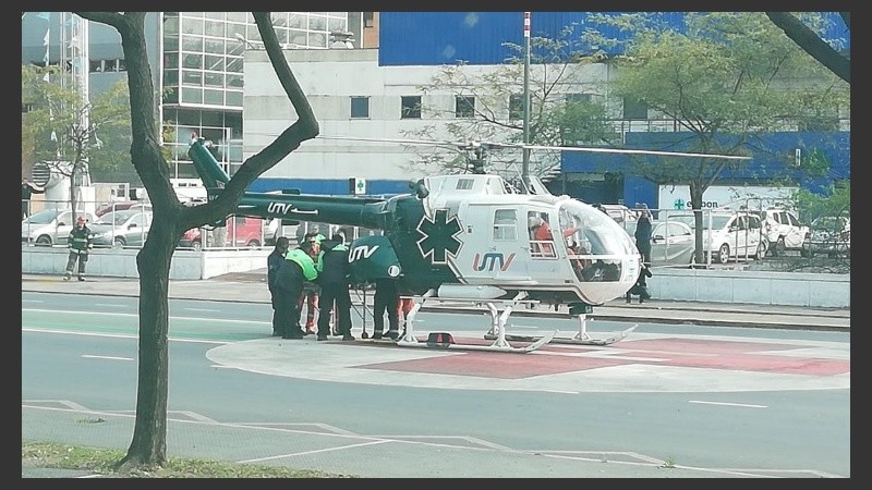 El helicóptero posado sobre avenida Pellegrini. 
