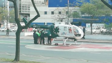 El helicóptero posado sobre avenida Pellegrini.