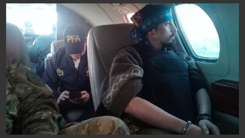 Jones Huala esposado y en viaje a Chile.