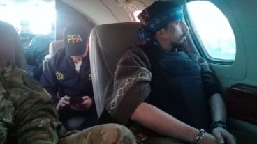 Jones Huala esposado y en viaje a Chile.