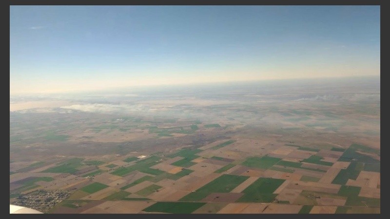 Una vista aérea de uno de los focos ígneos junto al Paraná.
