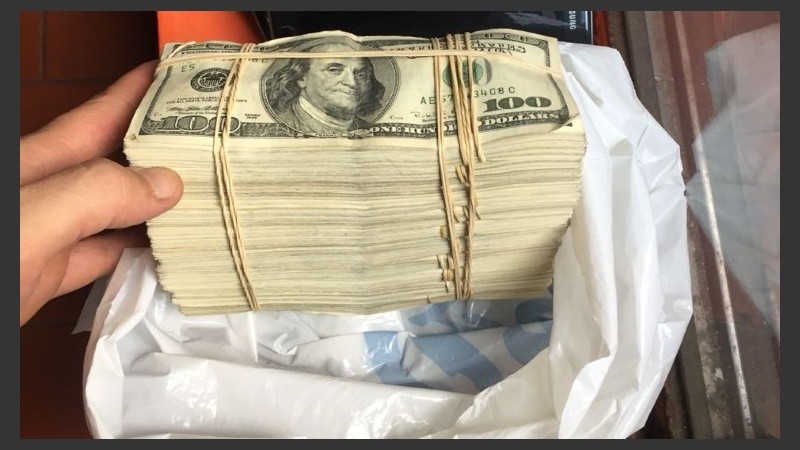 Parte de los dólares incautados en los allanamientos.