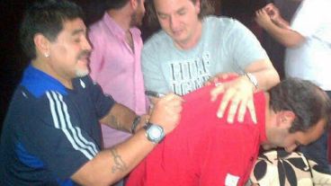 Los hermanos, amigos de Maradona.