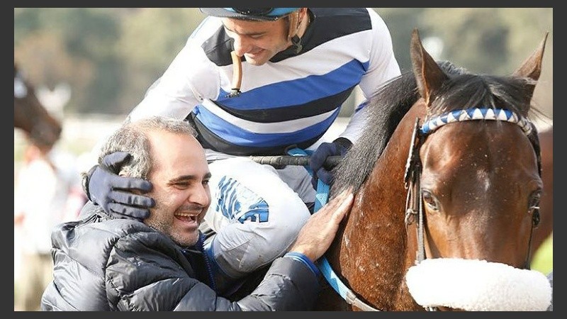 Uno de los hermanos, fanático de los caballos.