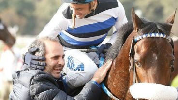 Uno de los hermanos, fanático de los caballos.