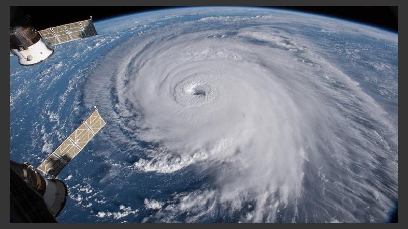 El huracán va perdiendo intensidad.