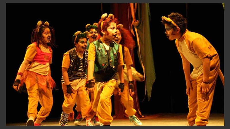 El teatro incrementa la capacidad de comunicación a través de expresiones, gestos y palabras.