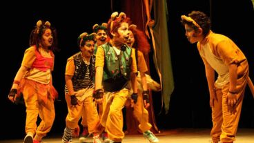 El teatro incrementa la capacidad de comunicación a través de expresiones, gestos y palabras.