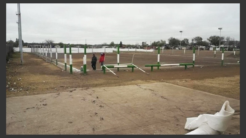 Anoche la cancha, llena de chicos, quedó en el medio de una balacera. 