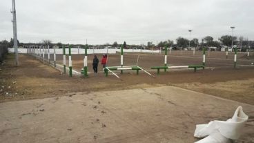 Anoche la cancha, llena de chicos, quedó en el medio de una balacera.