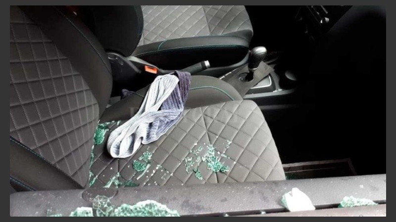 El vehículo donde circulaba la abogada.