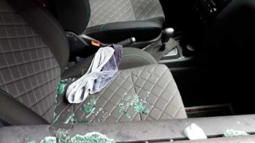 El vehículo donde circulaba la abogada.