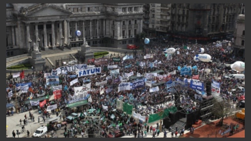Docentes de todos los niveles manifestaron frente al Congreso.