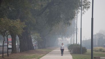 El denso humo en la costanera rosarina este viernes.