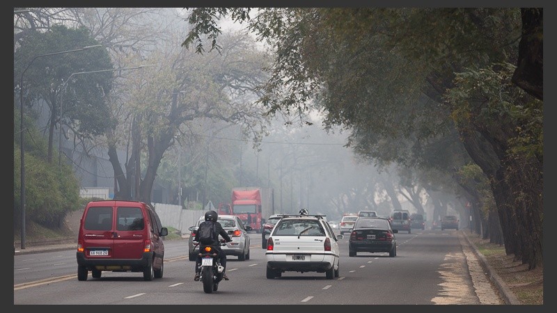 El denso humo en la costanera rosarina este viernes. 