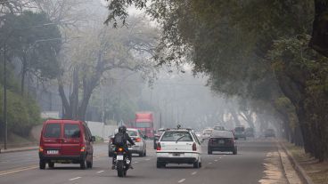 El denso humo en la costanera rosarina este viernes.