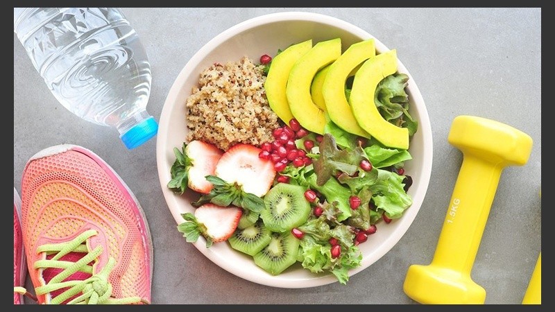 Se recomienda ingerir al menos cinco porciones de frutas y verduras por día.